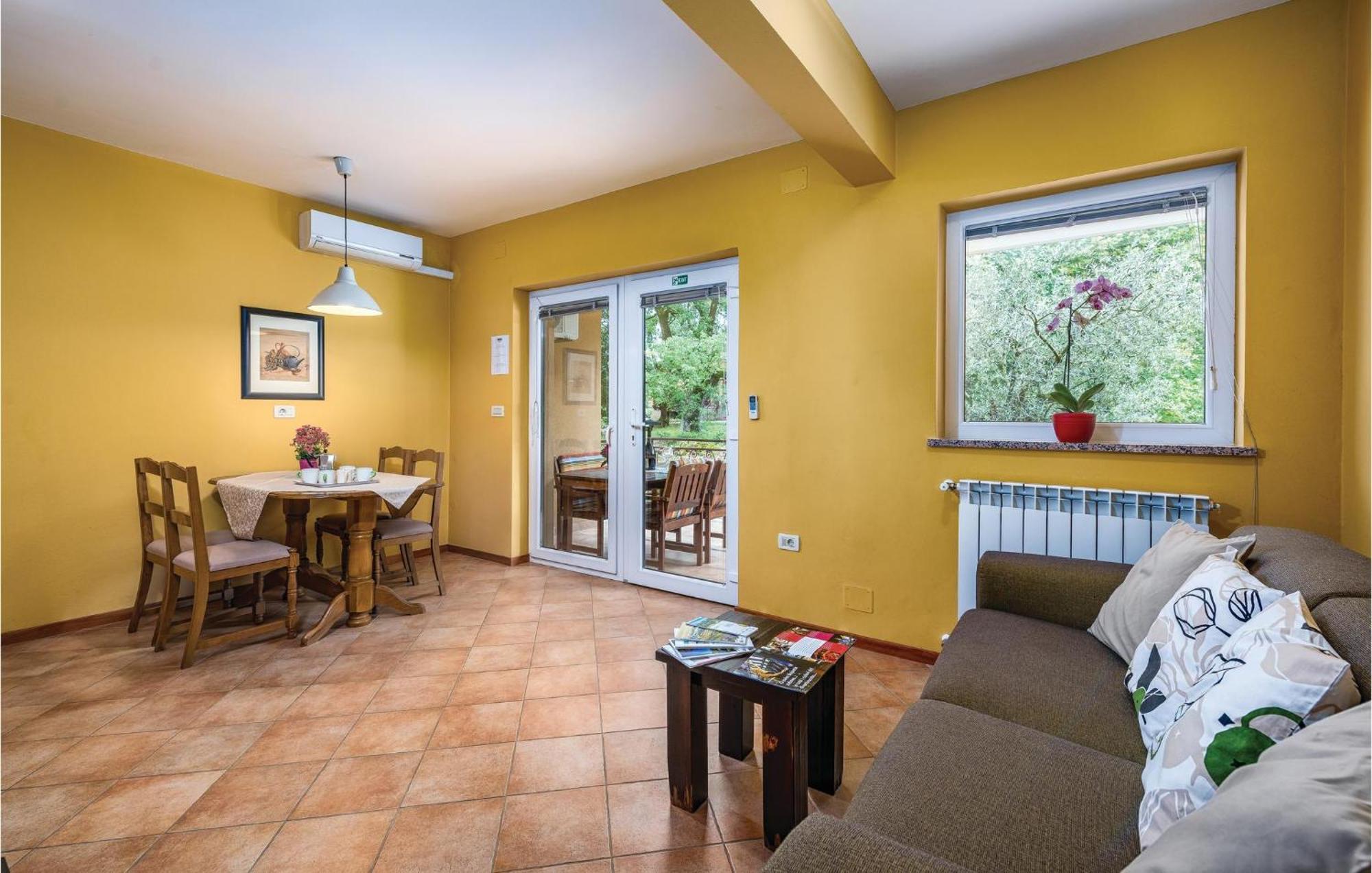 Stunning Apartment In Umag With Wifi Exterior foto